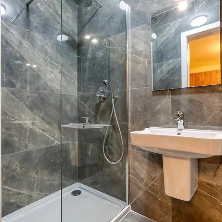 Modern 2br With Private Terrace & Sofa Bed By 360 Estates