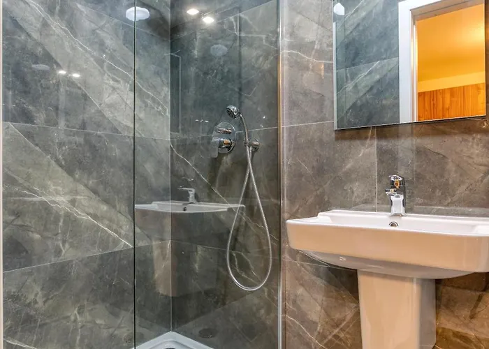 Modern 2br With Private Terrace & Sofa Bed By 360 Estates